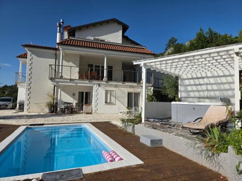 Liganj Apartment | Apartment mit zwei Schlafzimmer und Pool und Jacuzzi