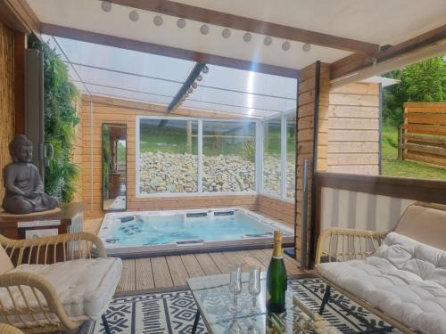 Anneville-sur-Scie Apartment | Apartment Mobilheim mit privatem Premium-Jacuzzi by Interhome