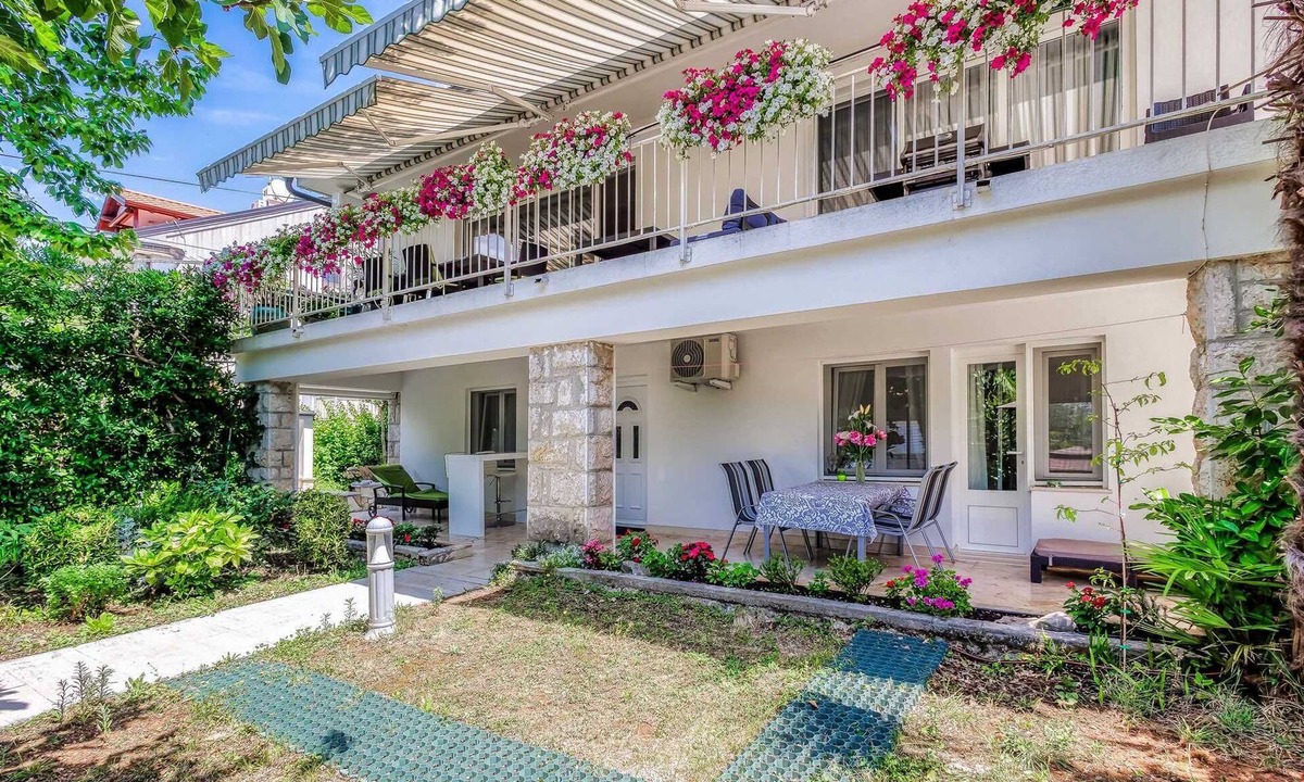 Njivice Apartment | Apartment Moracea near the beach