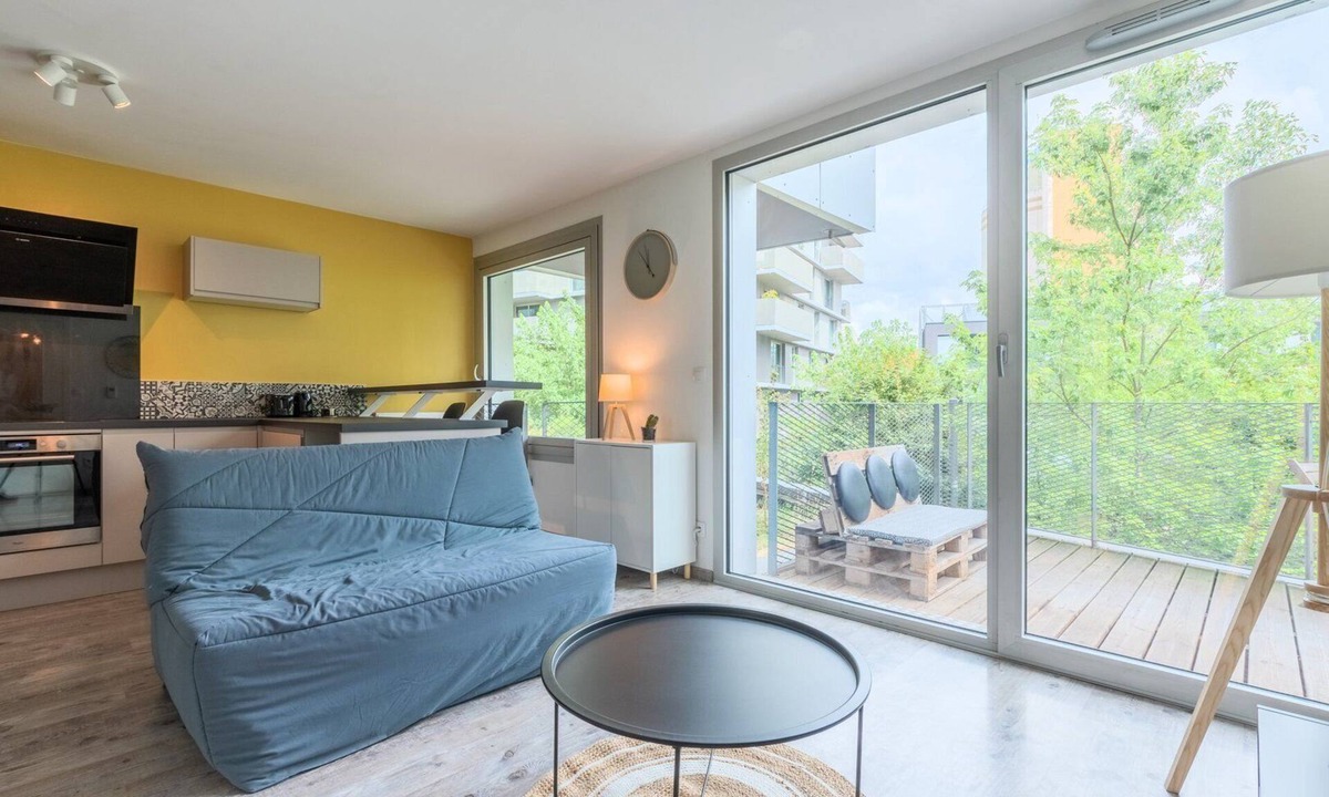 Lille-Moulins Apartment | Apartment near metro with parking & balconies