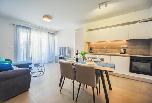 Gregovica Apartment | Apartment Nena - Spacious apartment with Balcony and Free parking