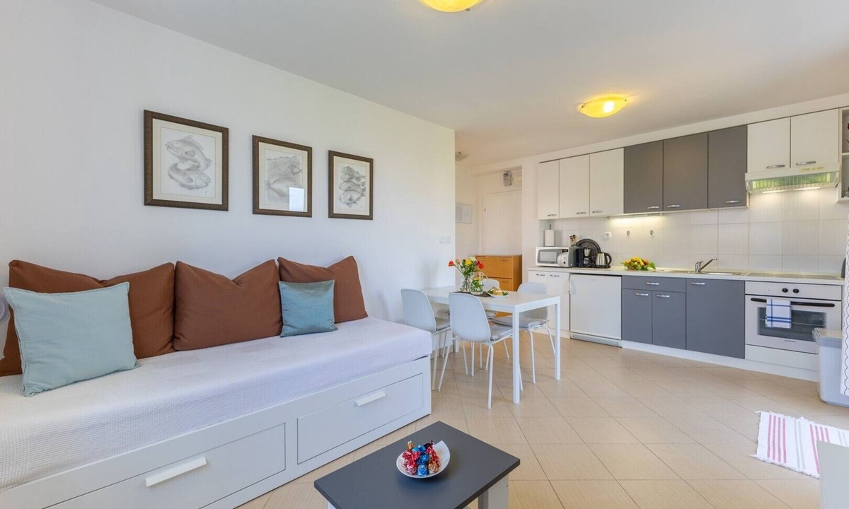 Vrvari Apartment | Apartment Nensi with Balcony near Porec
