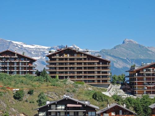 Saint-Pierre-de-Clages Apartment | Apartment Nid d'aigle E1 by Interhome