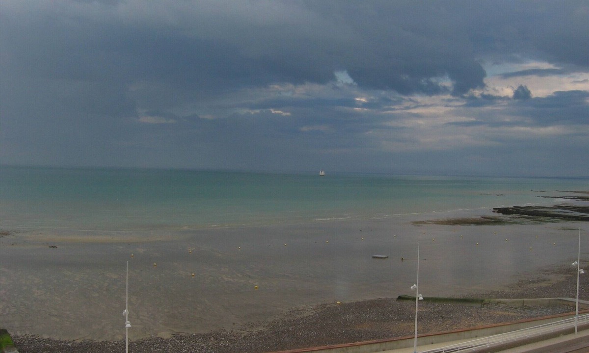 Saint-Valery-en-Caux Apartment | Apartment on the seafront, 3rd floor