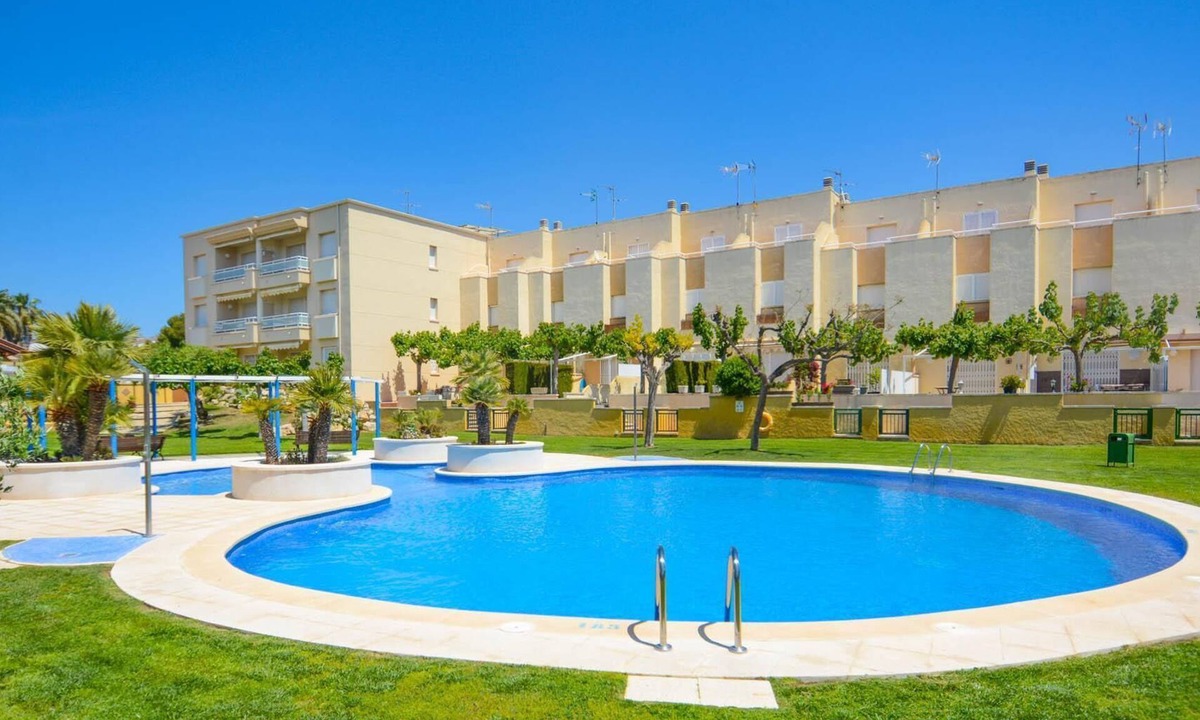 El Roc de Sant Gaieta Apartment | Apartment on the seafront with communal area and pool
