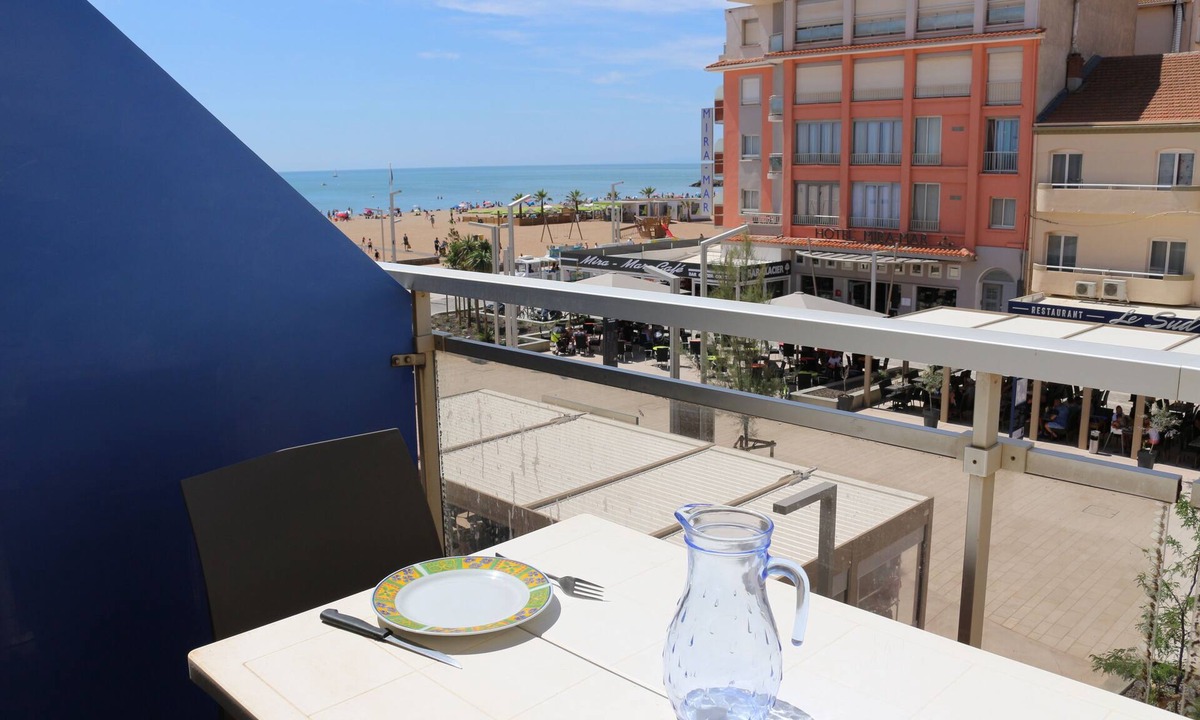 Valras-Plage Apartment | APARTMENT P2 SECOND FLOOR SEA VIEW NEAR THE BEACH