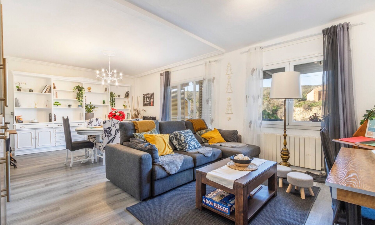 Alfarras Apartment | Apartment 'Pablo Y Francisca' with Mountain Views, Private Terrace and Wi-Fi