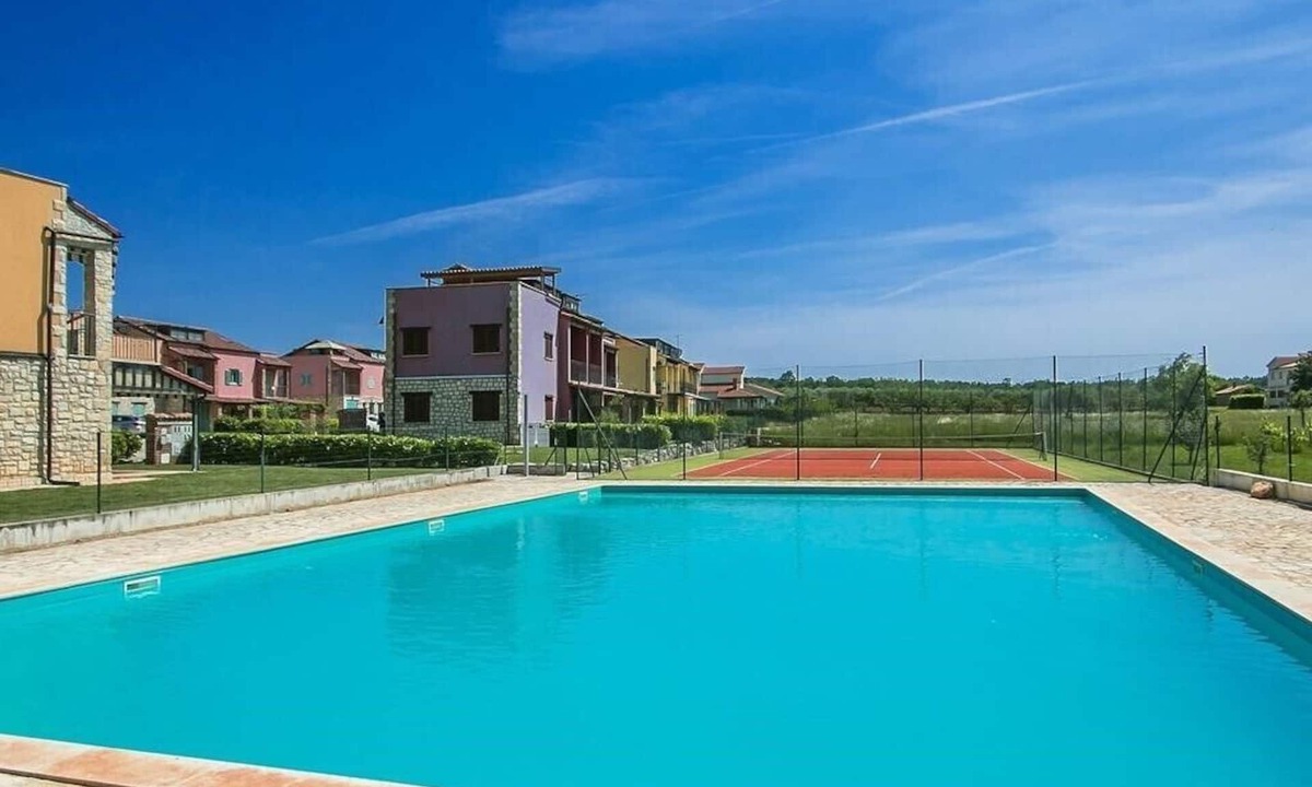 Gedici Apartment | Apartment Paradise with shared Pool and Tennis Court near Poreč