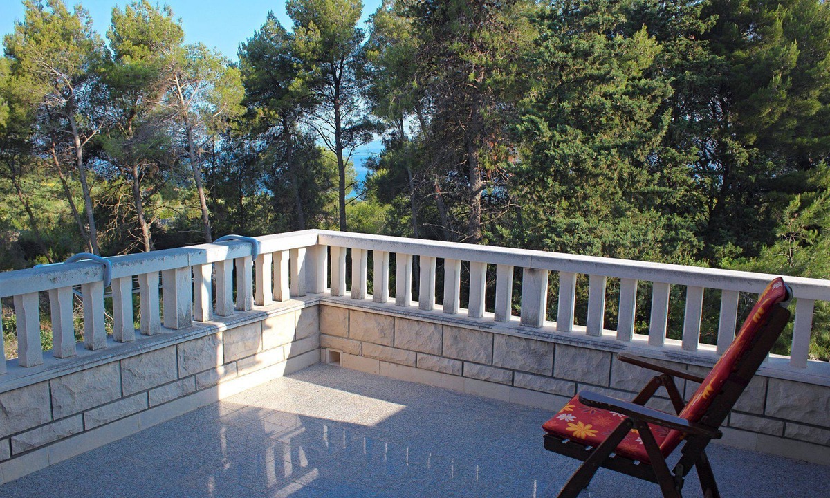 Mirce Apartment | Apartment Pez - with large terrace : - Mirca, Island Brac, Croatia