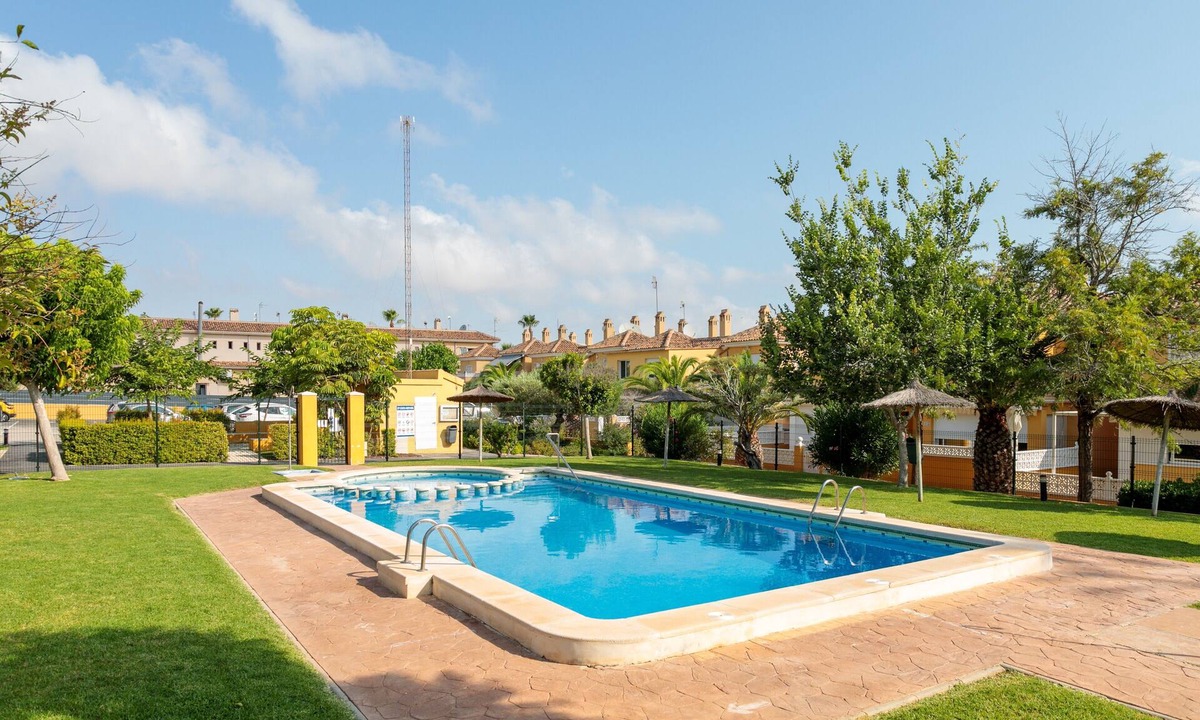 Gran Alacant Apartment | Apartment 'Pretty Bungalow' with Mountain View, Wi-Fi and Air Conditioning