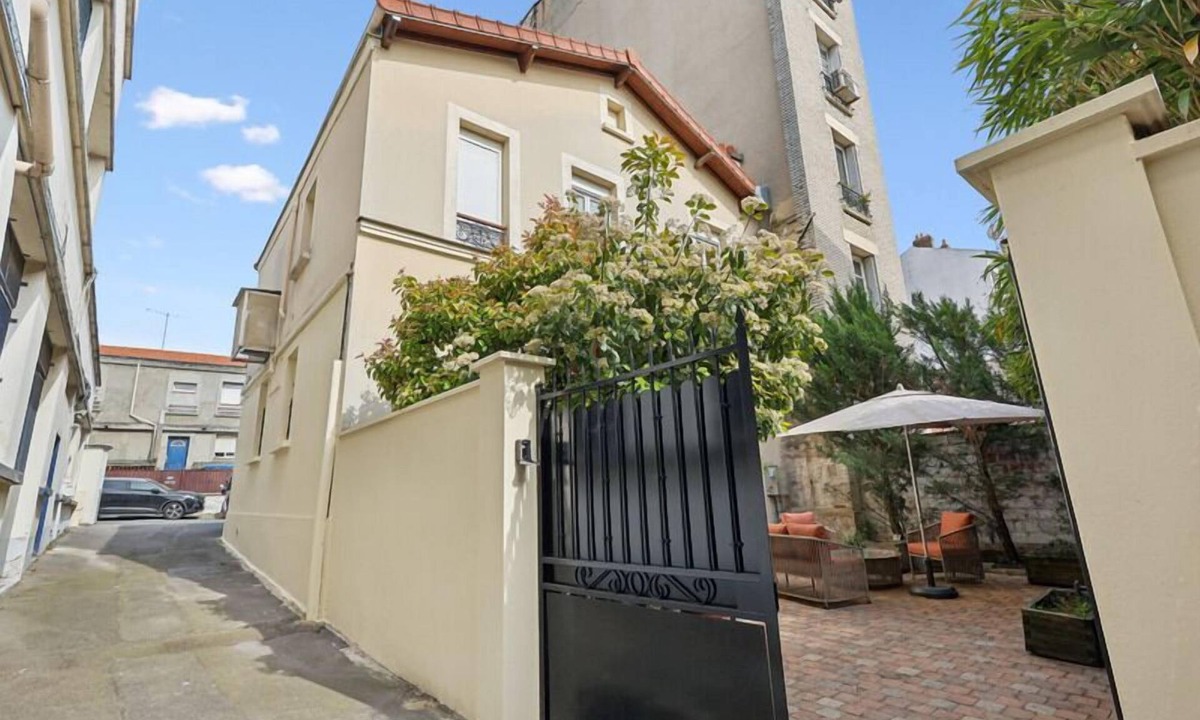Bagnolet Apartment | Apartment-Private Bathroom-Garden view