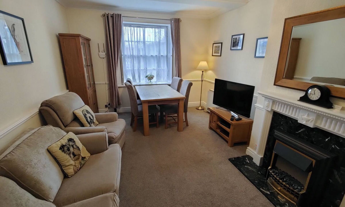 Thirsk Apartment | Apartment-Private Bathroom-Kilburn