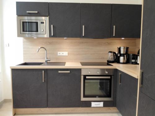 Saint-Quentin Apartment | Apartment Privathof Barbecue Stadtzentrum Voltaire by Interhome