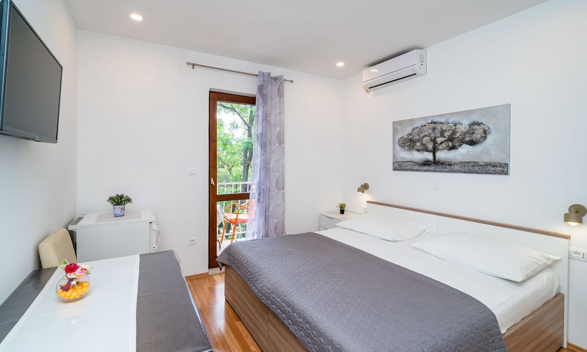Srebreno House | Apartment & Rooms Papa - Basic Double Room with Balcony and Partial Sea View