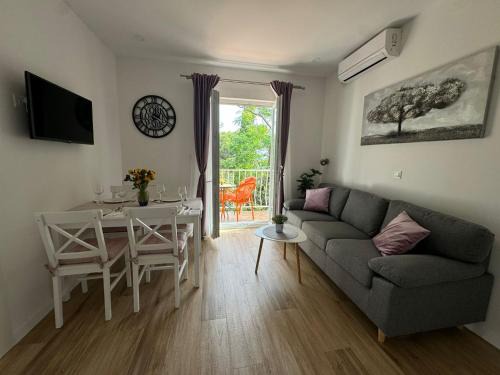 Srebreno Apartment | Apartment & Rooms Papa - Two Bedroom Apartment with Balcony and Partial Sea View