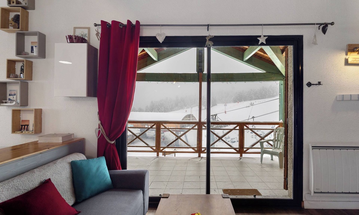 Les Angles Apartment | Apartment 'Roussillon' with Mountain View, Private Terrace and Wi-Fi