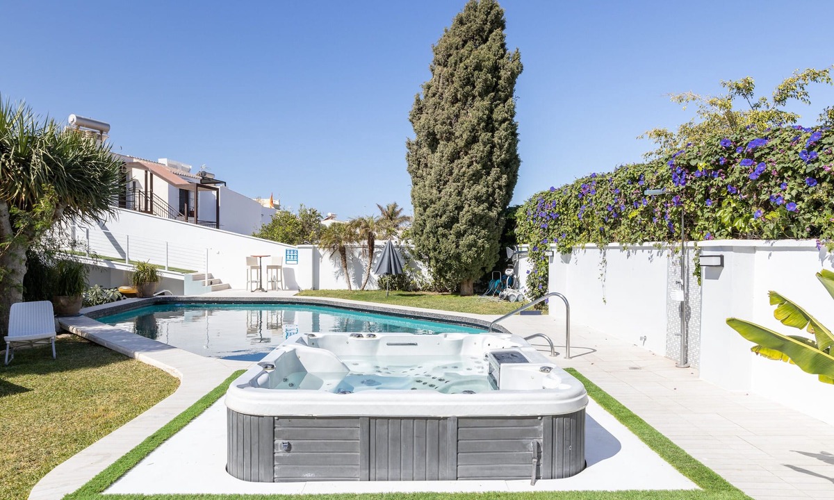 Nerja City Centre Apartment | Apartment San Jose with Sea View, Pool, Wi-Fi & Garden