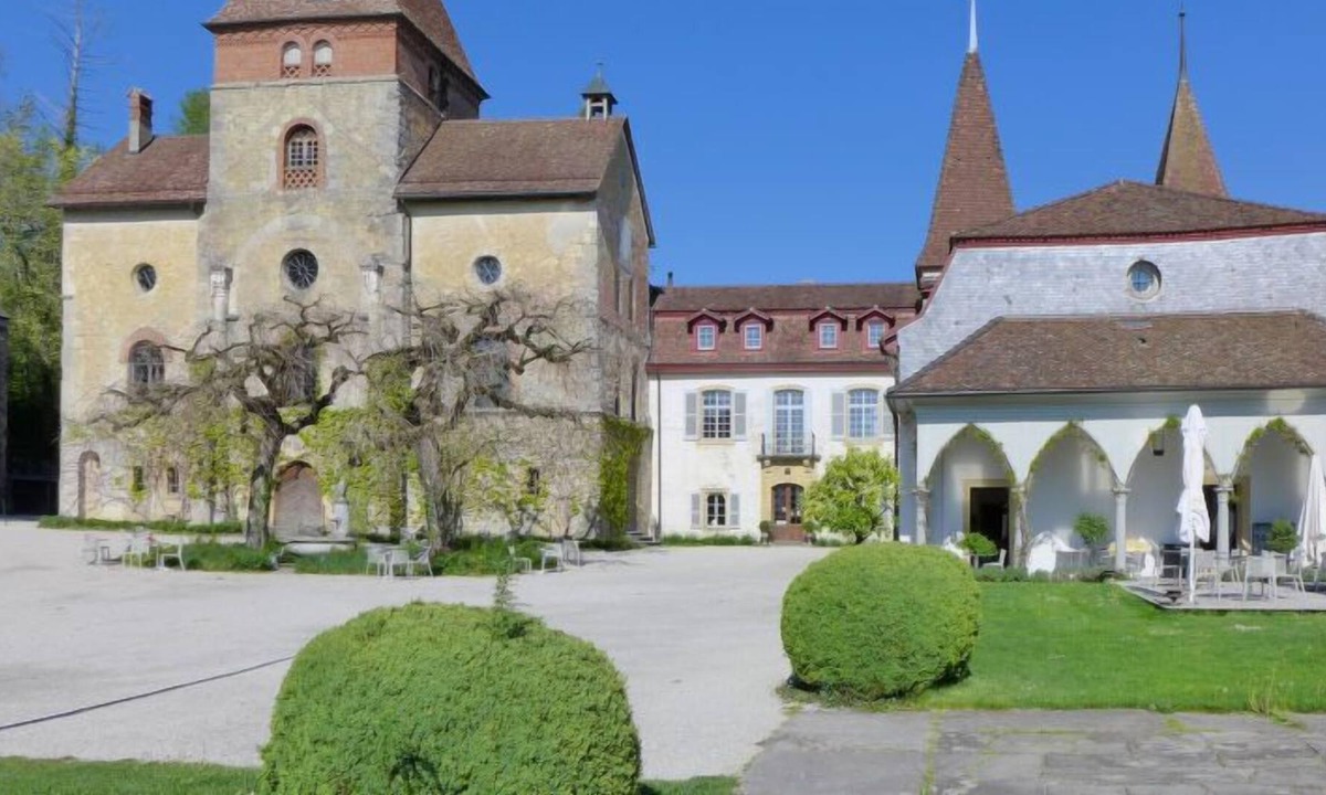Muenchenwiler Apartment | Apartment Schloss Münchenwiler in Münchenwiler - 5 persons, 3 bedrooms