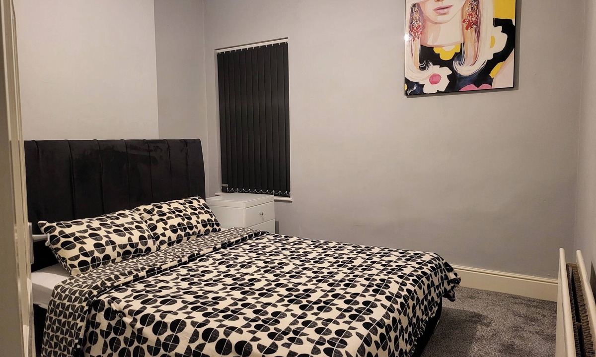 Burslem Apartment | Apartment - Sleeps 5 - Great Location - Parking