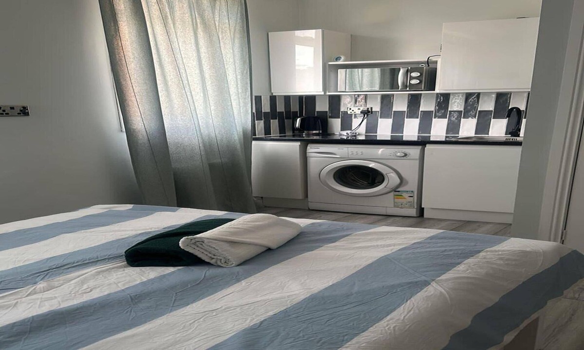 South Acton Apartment | Apartment - Sleeps 2 - Acton Park & Stn Close