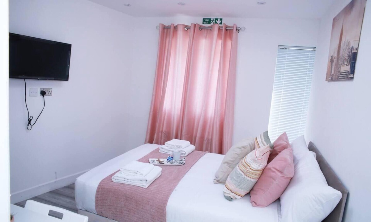 South Harrow Apartment | Apartment - Sleeps 2 & Free Parking