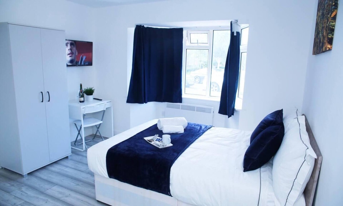 Brent Apartment | Apartment - Sleeps 2 & Free Parking