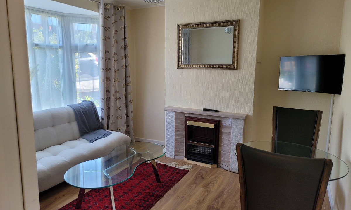 Reading House | Apartment - Sleeps 2 - Parking