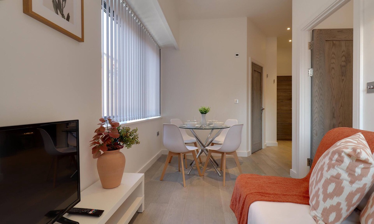Slough Apartment | Apartment Sleeps 2 With Free Parking