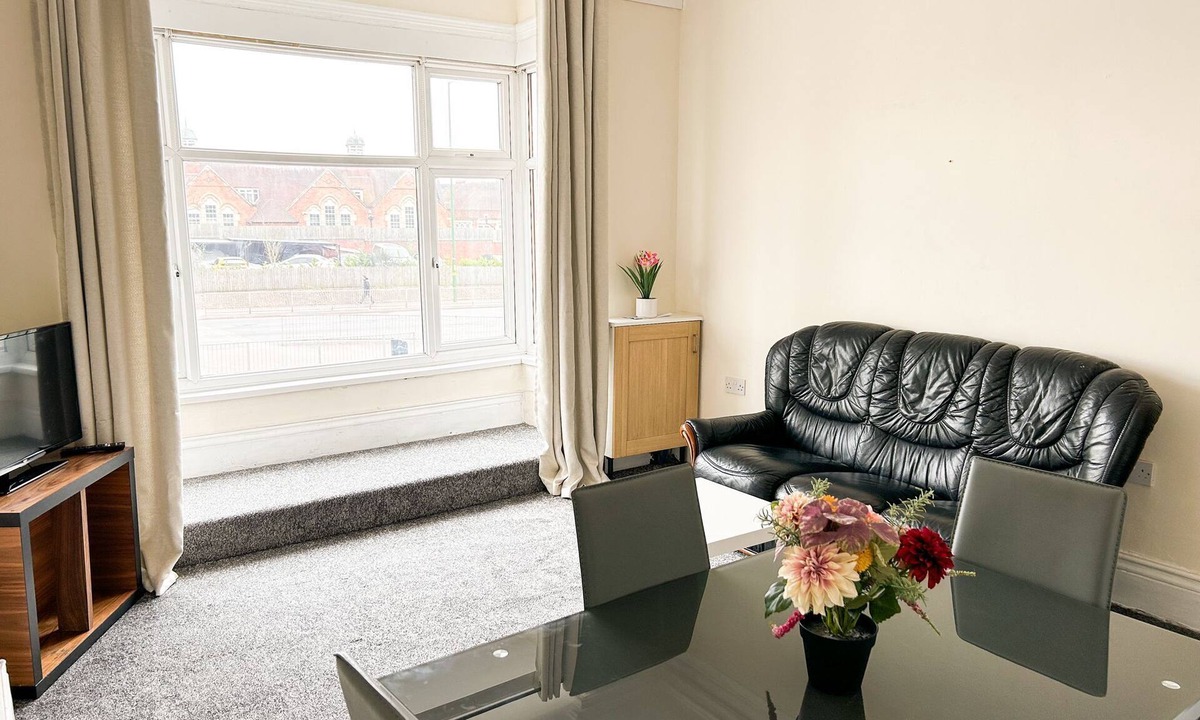 Seisdon Apartment | Apartment Sleeps 4 with Free Parking