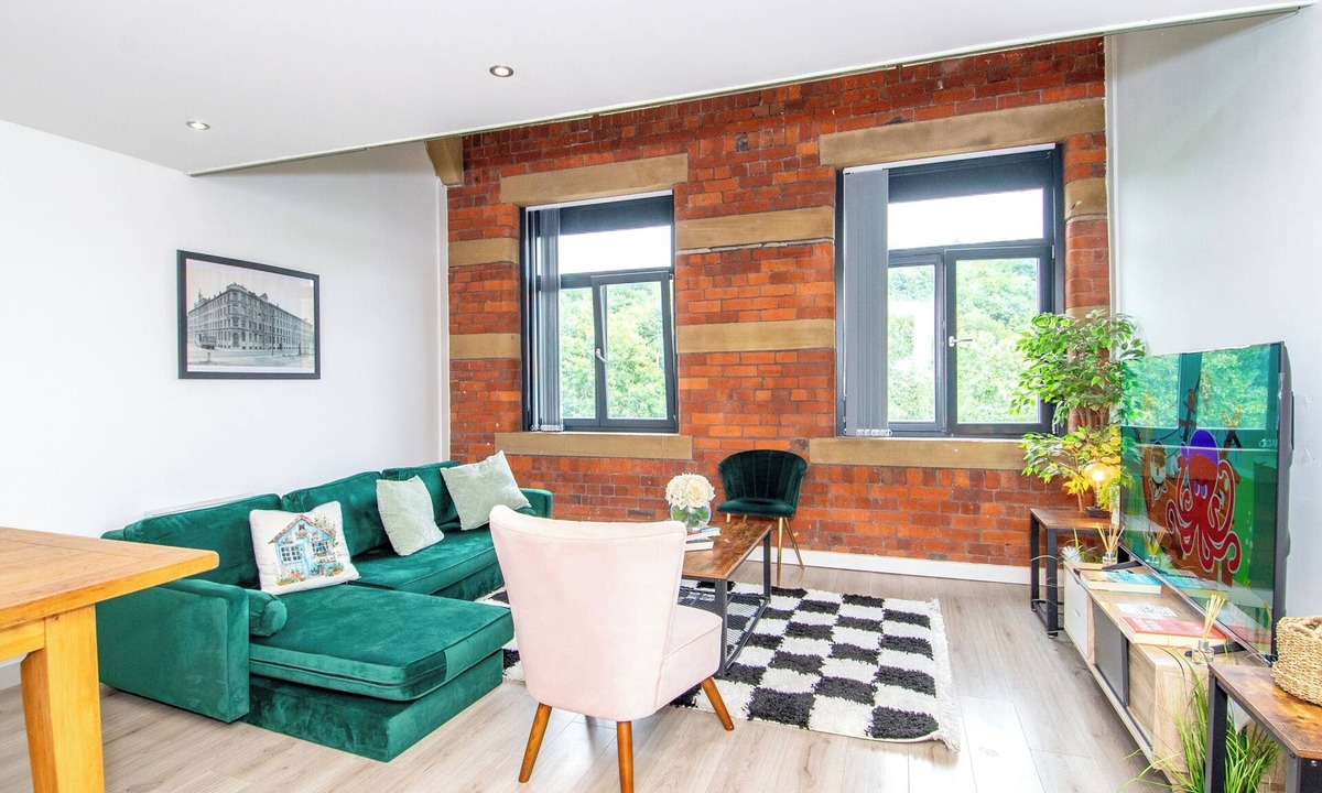 Bradford Apartment | Apartment - Sleeps 4 - Parking - Workspace