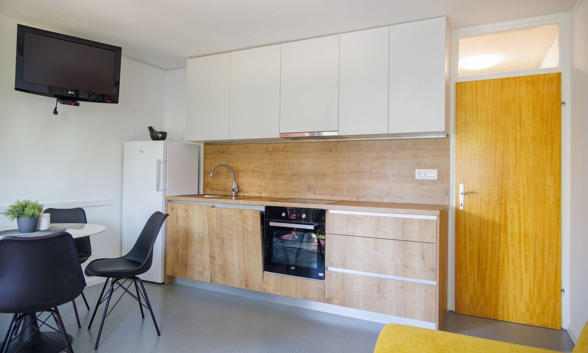 Sarsoni Apartment | Apartment Sleeps 4 With Free Parking
