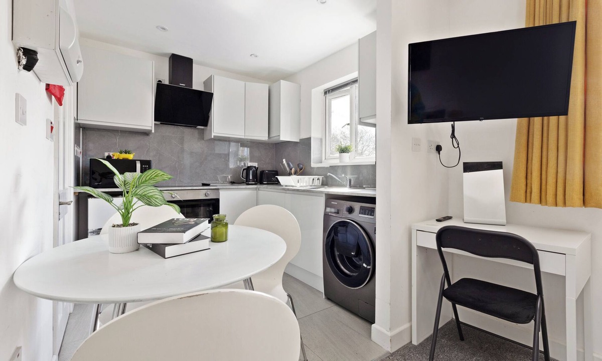 South Harrow Apartment | Apartment - Sleeps 5 & Free Parking