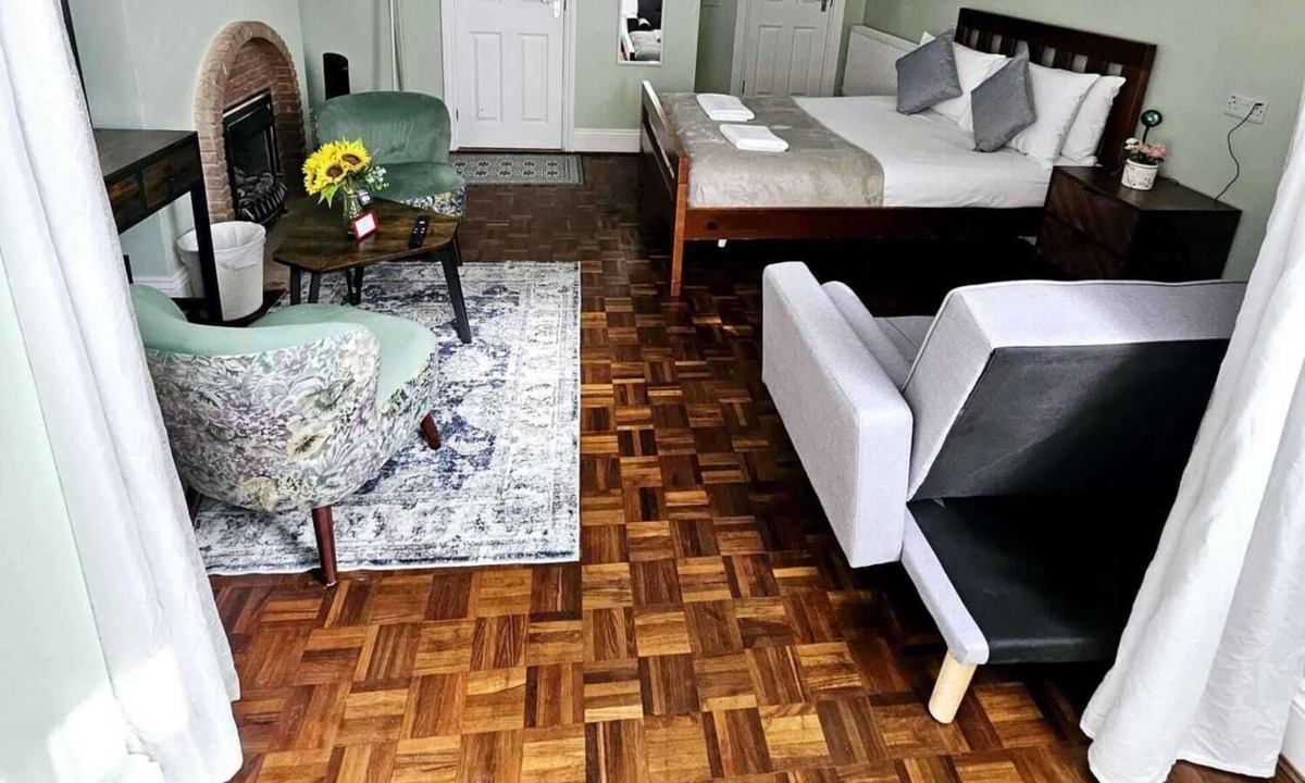 Southsea Apartment | Apartment - Sleeps 6 - Self Check In - Beach Close