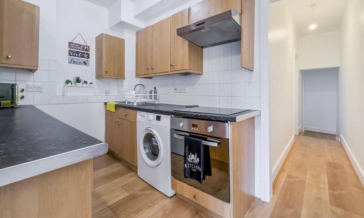 Woodside Apartment | Apartment-Sleeps6-Parking-Internet