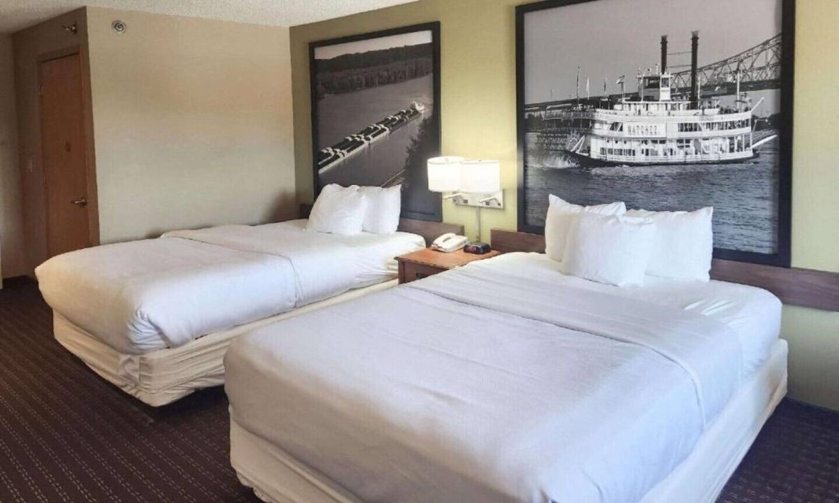 Le Claire House | Apartment-style suites 1 mile from downtown Le Claire !
