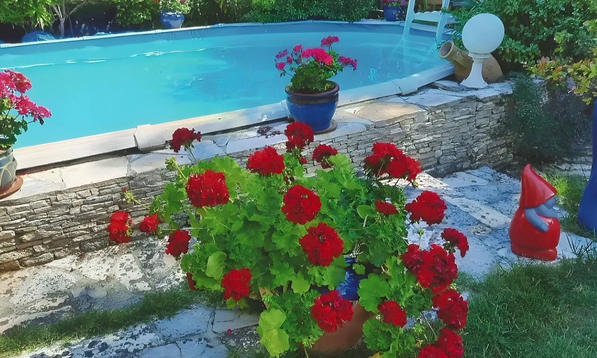 Mejannes-les-Ales Apartment | Apartment 'Suite Marie Avec Climatisation' with Shared Pool, Wi-Fi and Air Conditioning