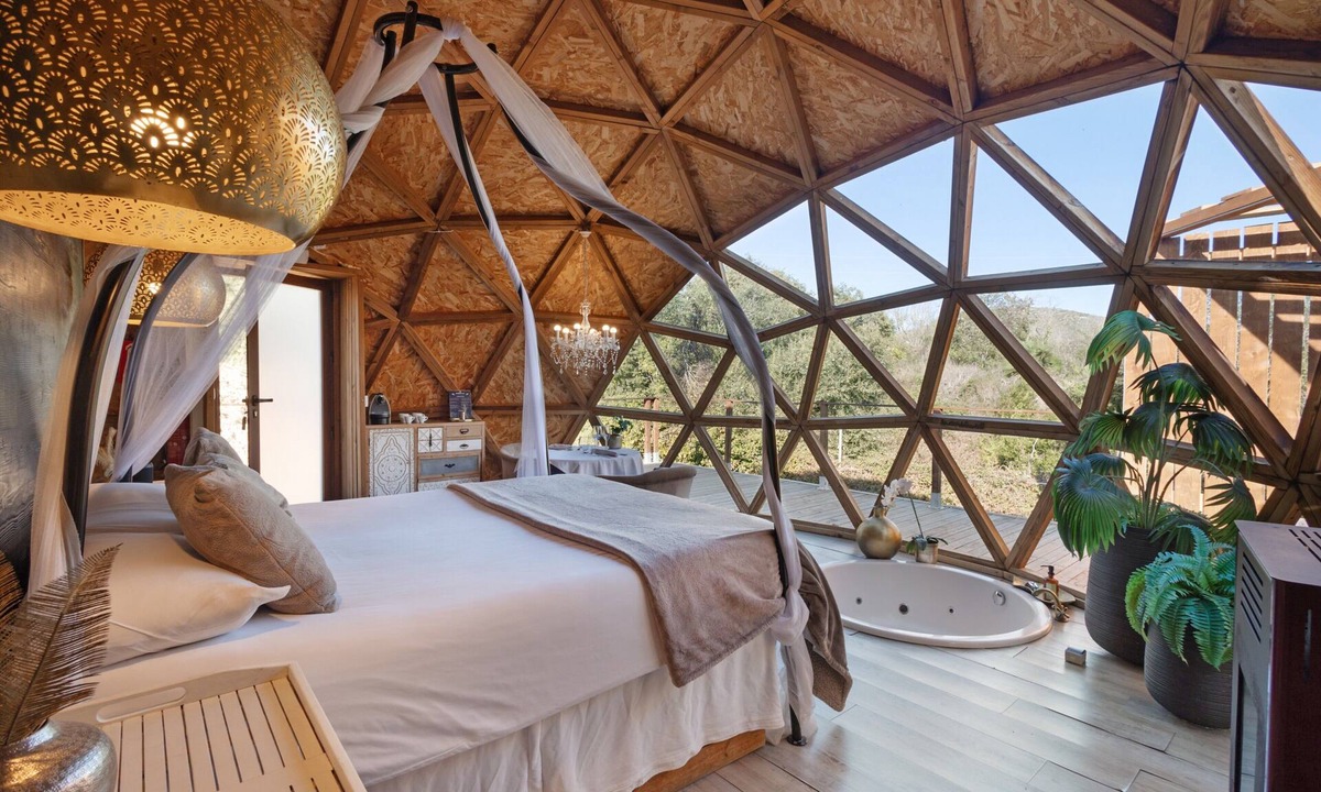Canyelles Apartment | Apartment 'Suite Golden Bubble' with Mountain View, Wi-Fi and Air Conditioning