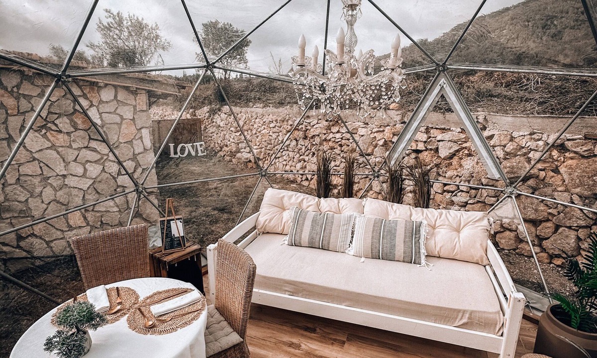 Canyelles Apartment | Apartment 'Suite Romántica' with Mountain View, Wi-Fi and Air Conditioning