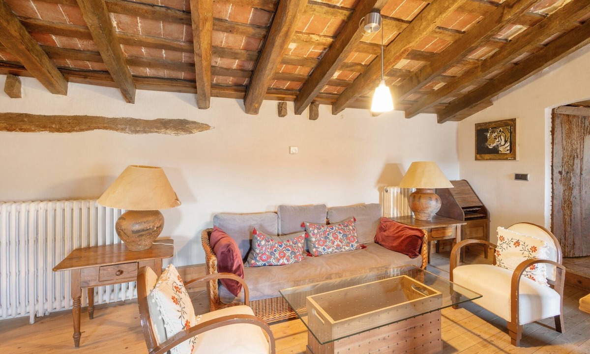 Castelltercol Apartment | Apartment 'Suite' with Mountain View, Shared Pool and Wi-Fi