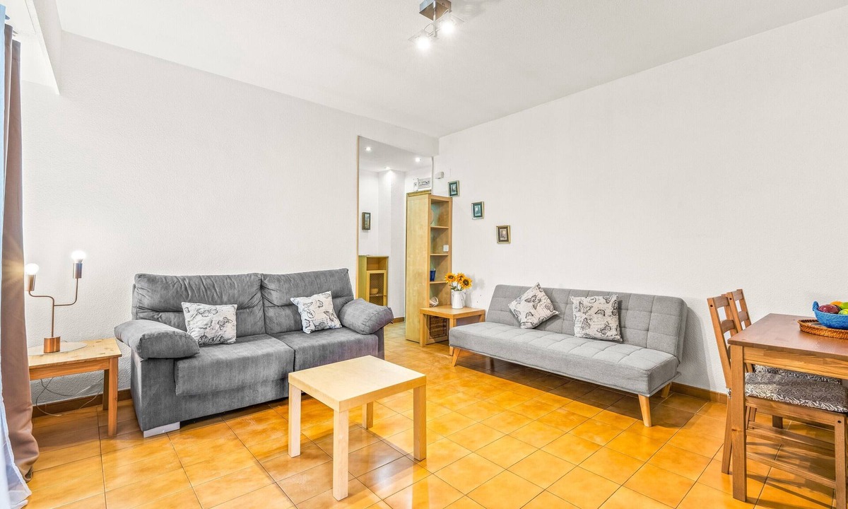 Santa Pola Apartment | Apartment 'Sunflower Siroco' with Balcony, Wi-Fi and Air Conditioning