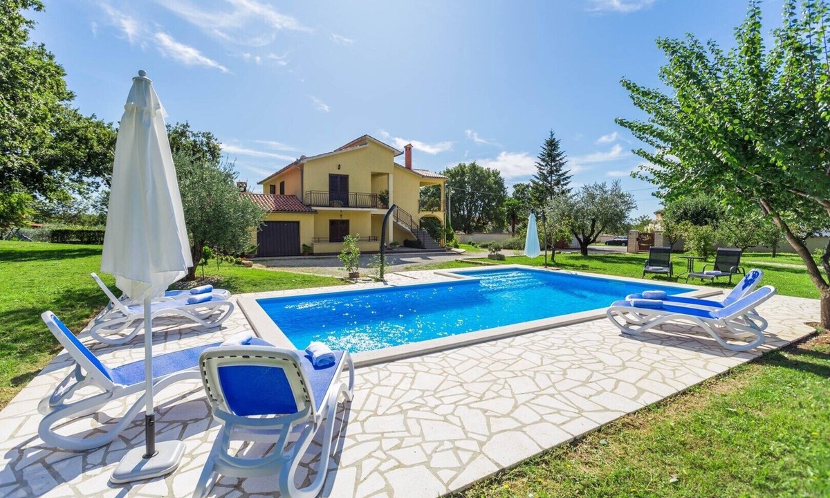 Susnjici Apartment | Apartment Susnjici 2 with Pool, Children Playground and Balcony, Parking