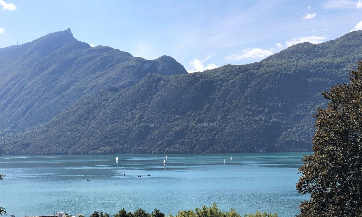 Aix-les-Bains Apartment | Apartment T4 Christina, panoramic view of the lake, near the city center, fully equipped.
