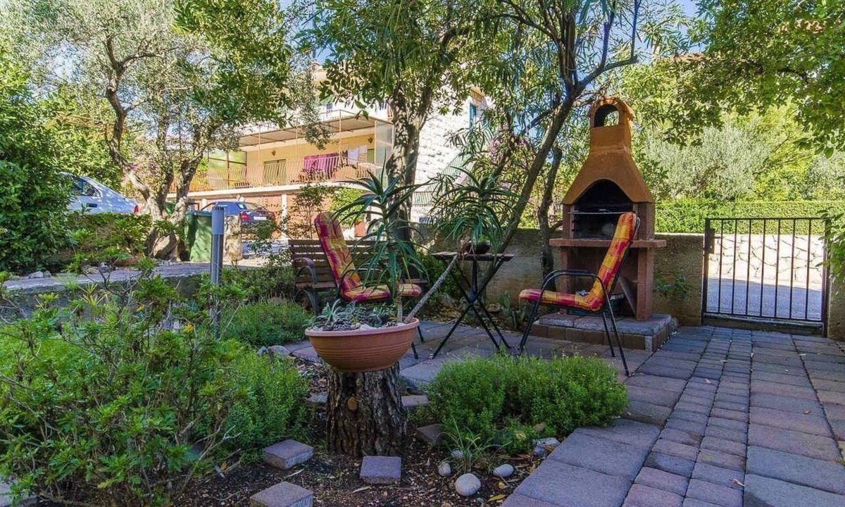 Stari Grad Apartment | Apartment Tihana with Mediterranean garden
