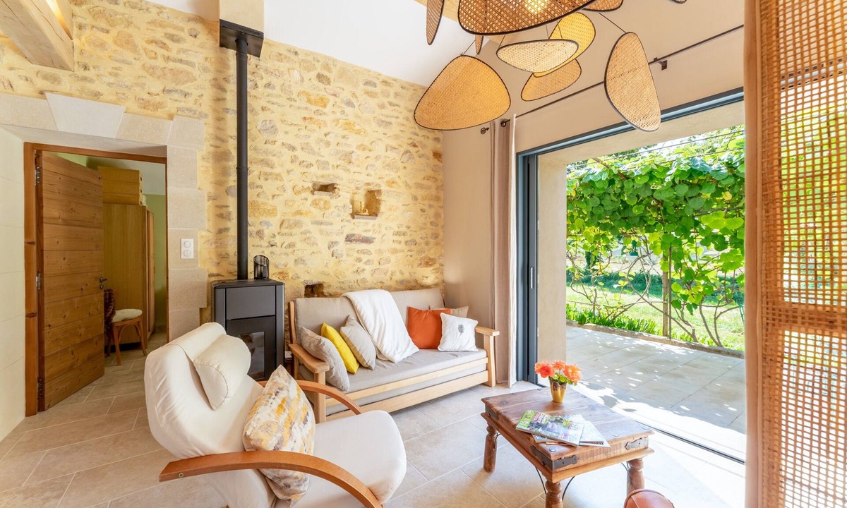 Malaucene Apartment | Apartment 'Tilleul Enchanté' with Private Terrace, Private Garden and Air Conditioning