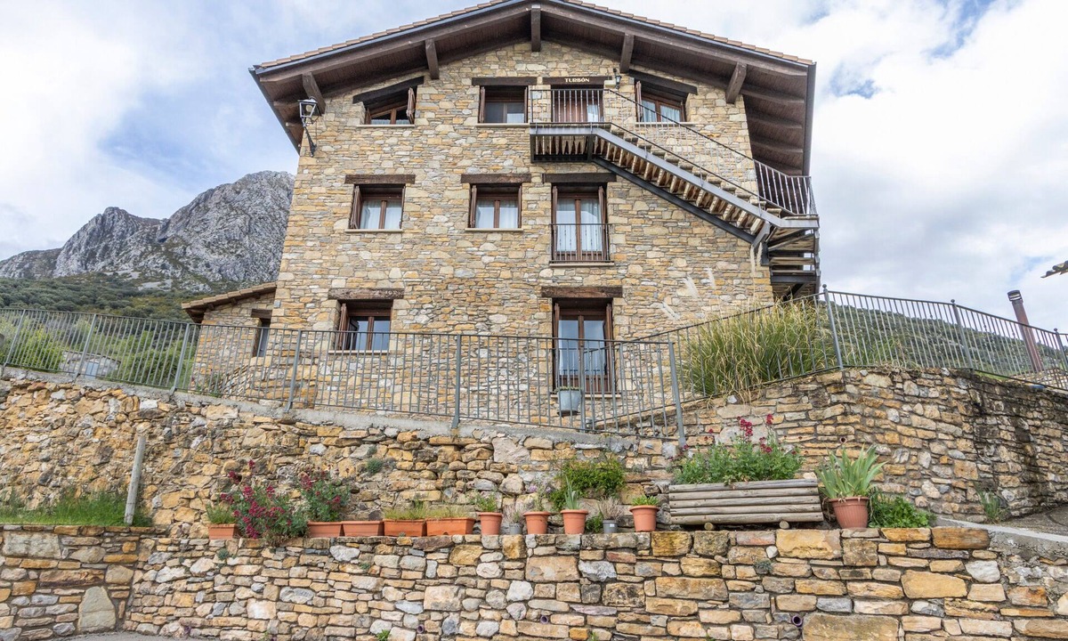 Valle de Lierp Apartment | Apartment 'Turbón' with Mountain Views, Shared Garden and Wi-Fi