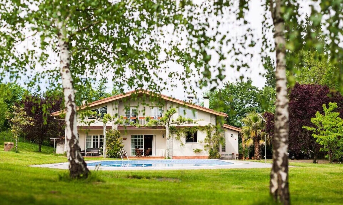 Amurrio Apartment | Apartment 'Usko 1' with Mountain View, Private Pool and Wi-Fi