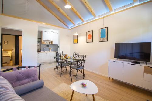 Komiza Apartment | Apartment Vijula - central with private parking