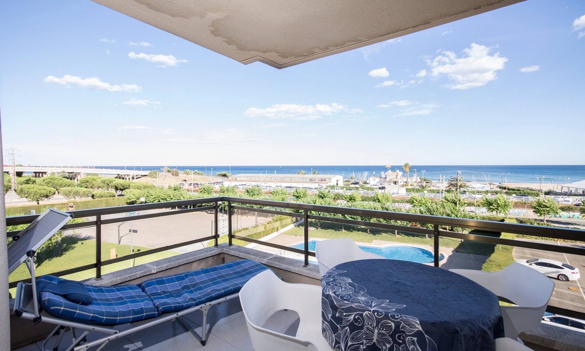 Clara Apartment | Apartment 'Vistas Al Mar' with Sea View, Shared Pool and Air Conditioning