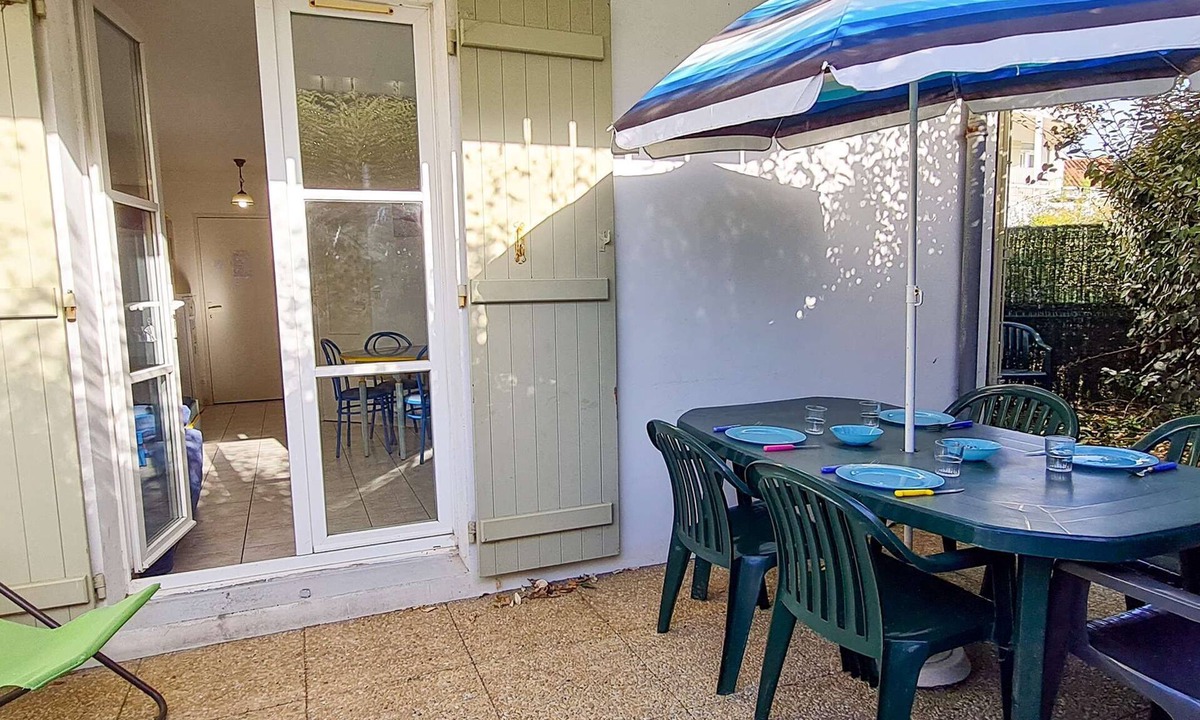 La Couarde-sur-Mer Apartment | Apartment with courtyard communal pool and parking