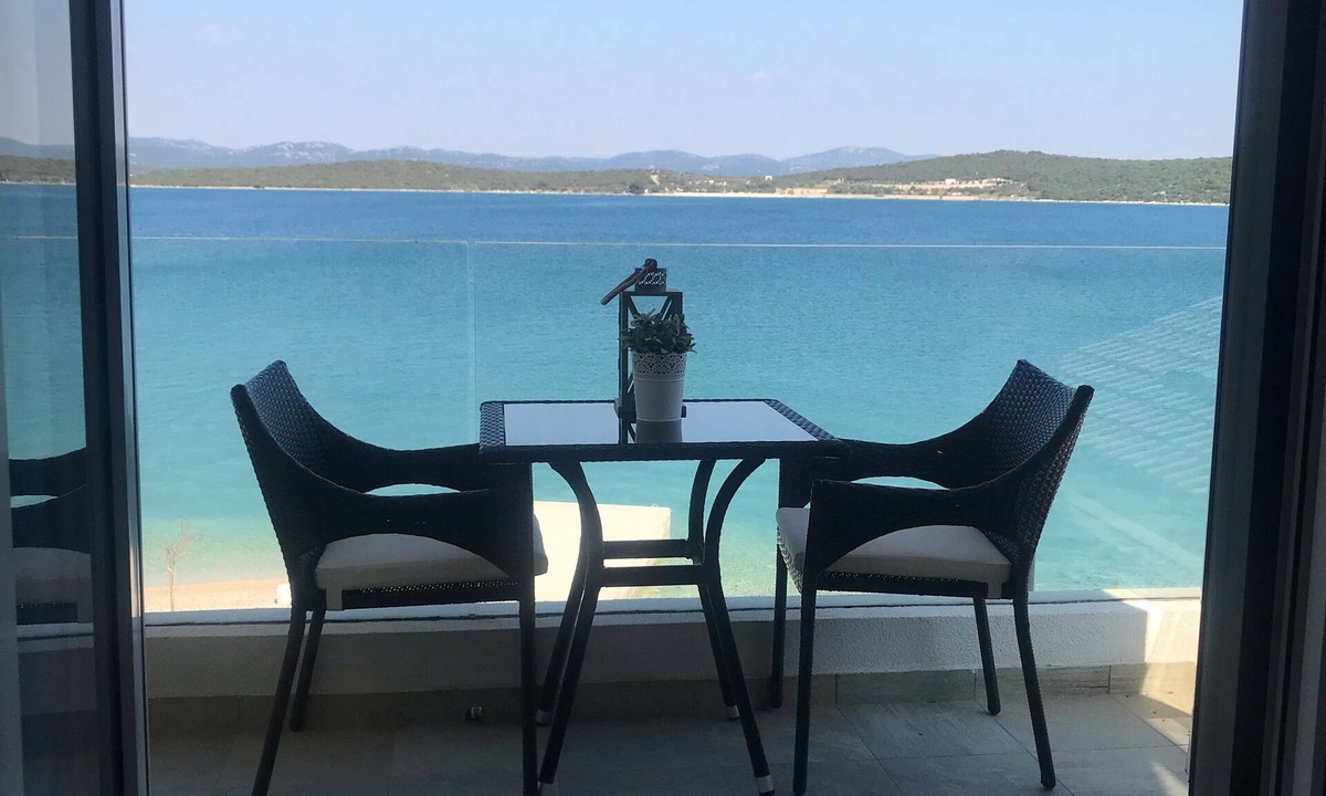 Betina Apartment | Apartment with a beautiful lake view - right on the sea -